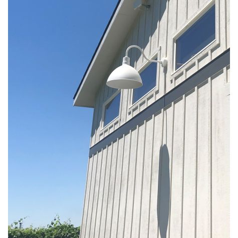 20" Wilcox LED, 206-Matte White, G22 Gooseneck Arm | Photo Courtesy of Walla Walla Vintners